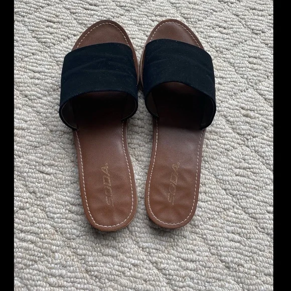 Fits like an 8-Black flat slide sandals - Picture 5 of 5